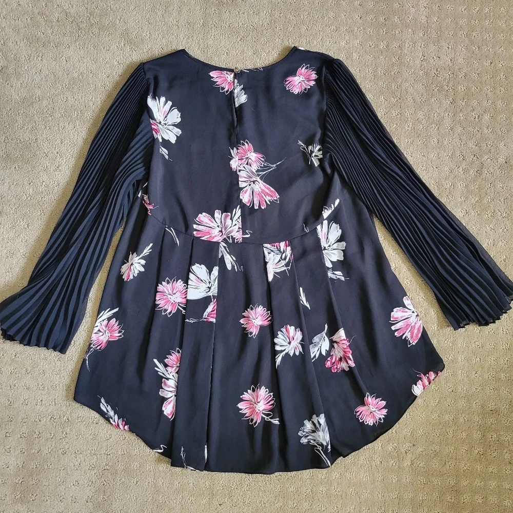 Vince Camuto Sheer Floral Accordion Sleeve Tunic Blouse Black Pink Size Small - Picture 6 of 12